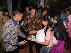 presiden-jokowi-bagikan-sembako-di-klender_20150908_204726.jpg