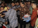 presiden-jokowi-bagikan-sembako-di-klender_20150908_205101.jpg