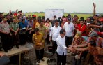 presiden-jokowi-bangun-saluran-irigasi-di-sidrap_20141105_205710.jpg