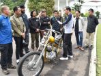 presiden-jokowi-beli-motor-chopper-kreasi-anak-bangsa_20180121_140012.jpg