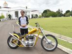 presiden-jokowi-beli-motor-chopper-kreasi-anak-bangsa_20180121_140240.jpg