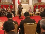 presiden-jokowi-beri-pengarahan-kepada-kapolda-dan-kajati_20160719_134858.jpg