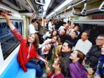 presiden-jokowi-bersama-selebriti-menikmati-lrt_20230810_144002.jpg