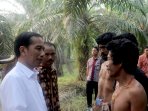 presiden-jokowi-bertemu-dengan-suku-anak-dalam-jambi_20151102_153942.jpg
