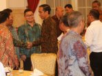 presiden-jokowi-bertemu-pedagang-beras-di-istana_20150928_212334.jpg