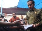 presiden-jokowi-blusukan-bagikan-buku-tulis_20150911_154119.jpg