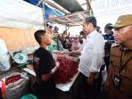 presiden-jokowi-blusukan-di-pasar-kota-agung-r54.jpg