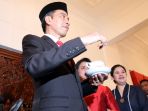 presiden-jokowi-coba-kopi-kintamani_20170818_112018.jpg
