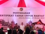 presiden-jokowi-dalam-acara-penyerahan-sertipikat-tanah_20181023_182713.jpg