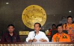presiden-jokowi-dan-basarnas-jumpa-pers-terkait-airasia-qz8501_20141229_211530.jpg
