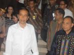 presiden-jokowi-dan-gubernur-ntt-frans-lebu-raya_20141220_153735.jpg