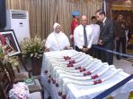 presiden-jokowi-dan-ibu-iriana-melayat-ke-rumah-duka-bj-habibie_20190912_123242.jpg