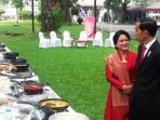 presiden-jokowi-dan-iriana-jokowi-menjajal-botok-ikan-masak-putih_20170815_124338.jpg