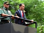 presiden-jokowi-dan-panglima-tni-nyeberang-naik-panser-anoa_20170116_150338.jpg