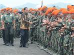 presiden-jokowi-dan-paskhas-tni-au_20161115_225948.jpg