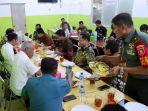 presiden-jokowi-dan-rombongan-makan-malam-di-tarakan-kalimantan-utara.jpg