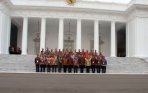 presiden-jokowi-dan-wapres-jk-foto-bersama-gubernur_20141105_114552.jpg