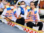 presiden-jokowi-dayung-perahu-naga-di-bendungan-ladongi_20220106_073517.jpg