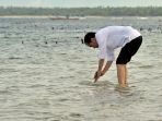 presiden-jokowi-di-pantai-nemberala_20180109_103508.jpg