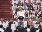 presiden-jokowi-di-tengah-ribuan-tenaga-harian-lepas-dan-tenaga-bantu-penyuluh-pert.jpg