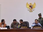 presiden-jokowi-didampingi-jusuf-kalla-pimpin-ratas-dana-bansos_20151129_192713.jpg