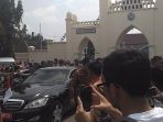 presiden-jokowi-dikerumuni-warga-usai-salat-jumat-di-masjid-agung-surakarta_20170421_200201.jpg