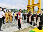 presiden-jokowi-disambut-prosesi-adat-batak-di-kabupaten-toba_20220204_225422.jpg