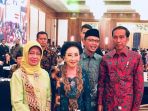 presiden-jokowi-foto-bersama-dengan-ibunda-sudjiatmi_20181222_205658.jpg