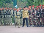 presiden-jokowi-jadi-warga-kehormatan-tni_20150416_175527.jpg