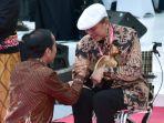presiden-jokowi-jongkok-saat-bersalaman-dengan-putu-wijaya.jpg