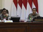 presiden-jokowi-kanan-dan-menko-polhukam-mahfud-md-kiri-dalam-rapat-terbatas-kamis-31102019.jpg