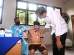 presiden-jokowi-kunjungi-vaksinasi-anak-usia-6-11-tahun_20211215_173134.jpg