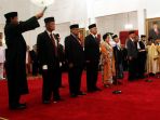 presiden-jokowi-lantik-pejabat-ukppip-di-istana-negara_20170607_141435.jpg