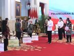 presiden-jokowi-luncurkan-bantuan-tunai-se-indonesia-2021_20210104_231249.jpg