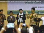 presiden-jokowi-mainkan-alat-musik-hadroh-saat-buka-pendidikan-kader-ulama-xii_20180808_151344.jpg