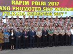 presiden-jokowi-melakukan-foto-bersama-jajaran-polri_20170125_101606.jpg