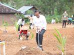 presiden-jokowi-melakukan-tanam-perdana-kelapa-genjah.jpg
