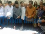 presiden-jokowi-melayat-alm-gubernur-kepri-hm-sani_20160408_195214.jpg