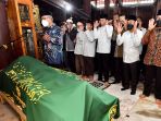 presiden-jokowi-melayat-buya-syafii-di-masjid-gede-kauman_20220527_182623.jpg