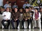presiden-jokowi-melayat-korban-heli-jatuh_20160322_215445.jpg