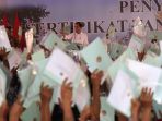 presiden-jokowi-membagikan-sertifikat-tanah_20190907_082458.jpg