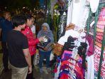 presiden-jokowi-membeli-enam-kaus.jpg