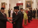 presiden-jokowi-memberi-anugrah-gelar-pahlawan_20181108_203548.jpg