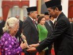presiden-jokowi-memberi-penganugerahan-gelar-pahlawan-nasional_20151105_155856.jpg