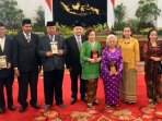 presiden-jokowi-memberi-penganugerahan-gelar-pahlawan-nasional_20151105_160033.jpg