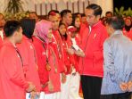 presiden-jokowi-memberikan-bonus-para-atlet_20180902_174128.jpg