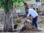 presiden-jokowi-menanam-pohon-bersama-masyarakat-dan-pelajar-di-embung-anak-munting-ntt.jpg
