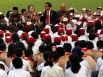 presiden-jokowi-mendongeng-lutung-kasarung-di-depan-pelajar_20170518_093208.jpg
