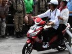 presiden-jokowi-mengendarai-motor-listrik-buatan-wim-motor_20180413_151501.jpg