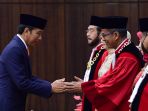 presiden-jokowi-menghadiri-pelantikan-ketua-mk_20230321_005450.jpg